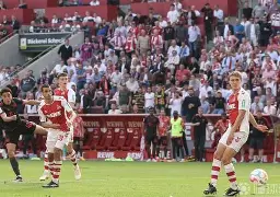 顶级球星联手作战，共同谱写胜利交响曲的简单介绍