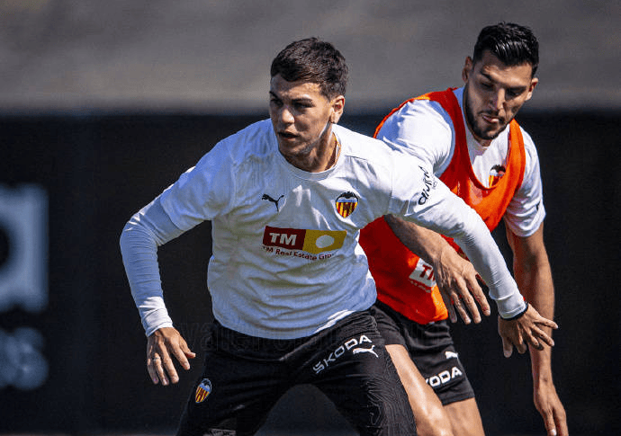 塞维利亚逆转战胜瓦伦西亚，继续领跑积分榜的简单介绍